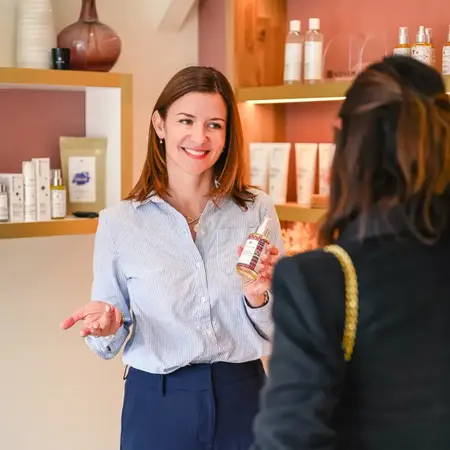Cheffe d'entreprise en interaction avec une cliente dans sa boutique à Nantes – Collection Business