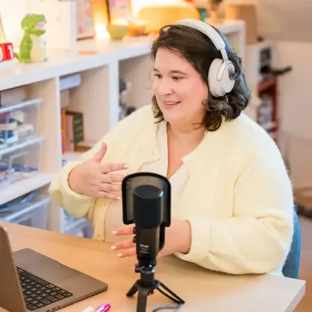 Entrepreneure podcasteuse photographiée en situation dans son espace de travail à Nantes – Collection Évolution